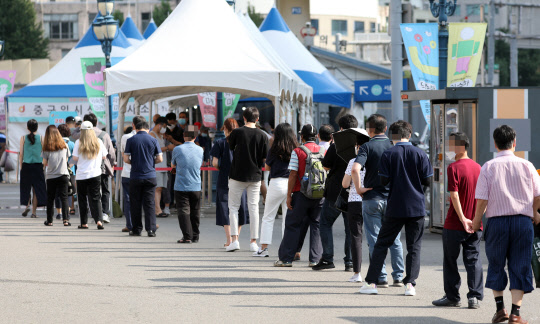 17일 오전 서울역 코로나19 선별검사소에서 시민들이 검사 순서를 기다리고 있다. <연합뉴스>